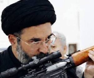 مجتبى خامنئي يتوعد بالانتقام لـ"المرشد الراحل".. وولايتي يحذر: محور المقاومة يده على الزناد