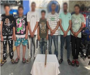 كشف حقيقة الإعتداء على شخص يحمل جنسية أجنبية لرفعه علم الفريق المنافس للمنتخب 