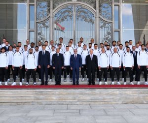 الرئيس السيسي يمنح المنتخب وأعضاء الجهازين الفنى والإدارى كأس الفخر والاعتزاز وأوسمة تكريمية