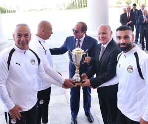 الرئيس السيسي يكرّم المنتخب الوطني ويتناول الغداء مع اللاعبين (صور)