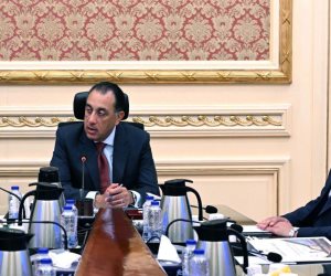 رئيس الوزراء يستعرض الموقف التنفيذي لمشروع مبني الركاب (٤) بمطار القاهرة الدولي