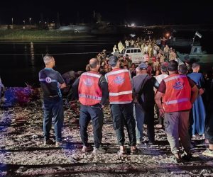 سخرية القدر تعيد أزمة الجسور  السورية للواجهة.. مصرع طفلين وإنقاذ 15 آخرين إثر غرق عبّارة نهرية في دير الزور