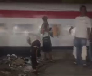ضبط (3) طلاب لإلقائهم الحجارة على قطار أثناء مروره في أسوان