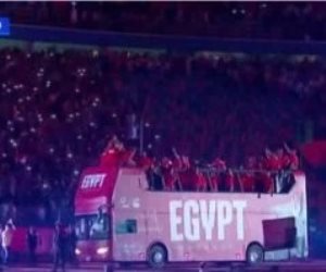 المنتخب يدخل أرض الاستاد والألعاب النارية تزين احتفالية 100 مليون شكرا