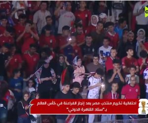 لاعبو منتخب مصر يحتفلون مع أبنائهم والجماهير فى استاد القاهرة.. فيديو