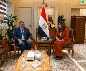 وزيرة التنمية المحلية ومحافظ قنا يستعرضان مشروعات التنمية المستدامة.. وتوجيهات بالإسراع في تنفيذ «حيّنا» وتطوير منظومة المخلفات