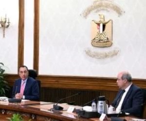رئيس الوزراء يتابع إجراءات تيسير دخول السائحين إلى البلاد