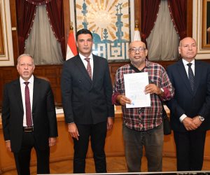 وزير الصناعة ومحافظ القاهرة يسلمان 40 عقد تقنين أوضاع لمصانع وورش بمنطقة شق الثعبان الصناعية