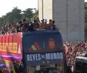 منتخب إسبانيا يتجول فى شوارع مدريد احتفالا بكأس العالم.. فيديو وصور