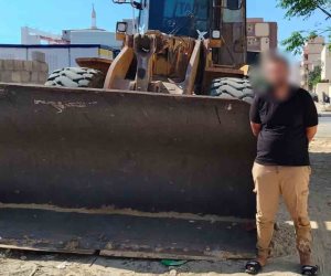 ضبط المتهم بإتلاف مخزن مواد بناء باستخدام لودر في العريش