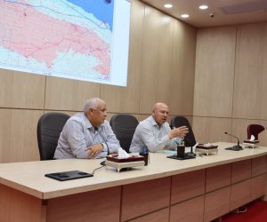 محافظ مطروح ووزير النقل يلتقيان مشايخ القبائل لبحث تطوير خط سكة حديد