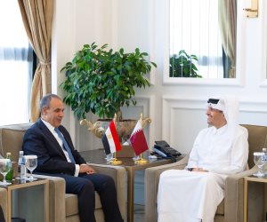 وزير الخارجية يلتقي نظيره القطري في الدوحة ويبحثان سبل تعزير العلاقات الثنائية 