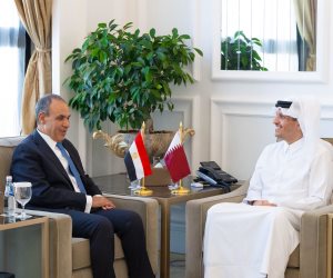 وزير الخارجية يلتقي نظيره القطري في الدوحة ويبحثان سبل تعزير العلاقات الثنائية 