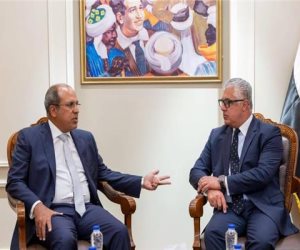 رئيس اقتصادية قناة السويس يستقبل رئيس الجامعة البريطانية في مصر لبحث التعاون في مجالات البحث العلمي والابتكار