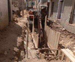 حياة كريمة بالأقصر.. متابعة مشروعات الصرف الصحي وإنارة المناطق المحرومة بقرية السلام في أرمنت