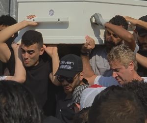 تامر حسني يحمل نعش والده لتشييعه لمثواه الأخير.. صور