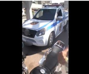 كشف ملابسات إدعاء شخص بقيام ضابط شرطة باستيقافه بدراجته النارية وسداد مخالفة مرورية رغم عدم ارتكابها