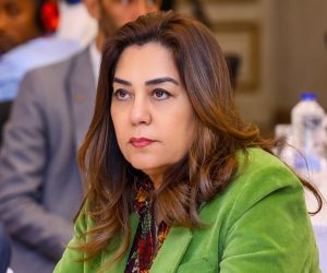 وزيرة التنمية المحلية والبيئة تتلقى تقريراً من مركز سيطرة الشبكة الوطنية للطوارئ بالوزارة لمتابعة تداعيات الهزة الأرضية بالمحافظات