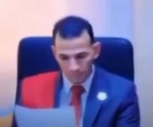 إحالة عاطل استأجر قاعة محكمة وارتدى وشاح القضاة للجنايات