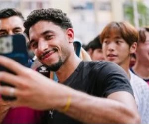 أول ظهور له مع بعثة "السيتيزنز" .. مرموش يخطف الأنظار في جولة مانشستر سيتي الآسيوية بصور تذكارية مع الجماهير