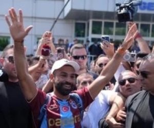 محمد صلاح يخضع للكشف الطبي قبل توقيع عقود انتقاله إلى طرابزون (فيديو)