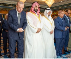 ولى العهد السعودي وأردوغان وشهباز شريف يؤدون صلاة الجمعة بالحرم المكى.. صور