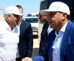رئيس الوزراء يستعرض المنطقة المقترحة لإقامة مجمع حكومي للخدمات الذكية بمطروح