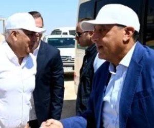 رئيس الوزراء يستعرض المنطقة المقترحة لإقامة مجمع حكومى للخدمات الذكية بمطروح