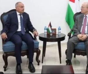 سفير مصر في رام الله يلتقي رئيس الوزراء الفلسطيني لبحث آخر التطورات