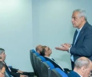 وزير الإنتاج الحربى يتابع سير العملية البحثية بمركز التميز العلمى والتكنولوجى