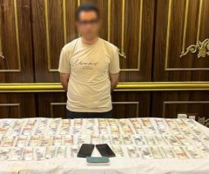 ضبط متهم بالنصب على سيدة بعد انتحاله صفة ضابط شرطة بزعم تسفيرها لأداء العمرة