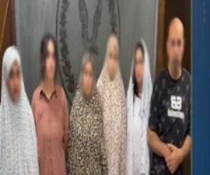 إصابة ضابط أثناء محاولته ضبط صانعة محتوى وأقاربها بحوزتهم مخدرات.. فيديو