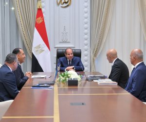 الرئيس السيسي يبحث مع مدبولي ووزير التعليم ملفات تطوير المنظومة التعليمية بمدينة العلمين