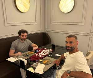نجم منتخب مصر محمد صلاح ومعاونه يتناولان الغداء في مطعم تركي بقميص طرابزون سبور