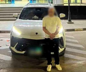 ضبط قائد سيارة بالجيزة سمح لأطفاله بالخروج من سقفها أثناء سيرها