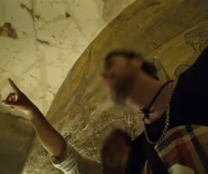 ضبط حارسين إداريين تقاضيا مبلغًا ماليًا من سائح مقابل السماح له بدخول مناطق أثرية محظور زيارتها بالأقصر