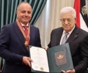 الرئيس أبو مازن يقلد سفير مصر لدى فلسطين وسام نجمة القدس