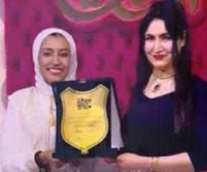 هبة عبد الفتاح تهدى فرقة سنبلة درع الموهوبين والمبدعين من "جوهرة مصرية"