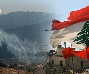 قصف مدفعي وغارات جوية في جنوب لبنان وتحركات حكومية لاحتواء أزمة النازحين
