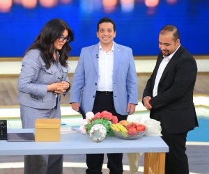 منى الشاذلي تستضيف طالبا كفيفا طور برنامجًا يساعد المكفوفين في 153 دولة