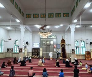 مسجد "أبو بكر الصديق" بالعريش..بُني بطراز معماري يعتمد على الأحجار الجبلية وقبابه تزين أفق المدينة ليلًا بأنوارها الخضراء (صور) 