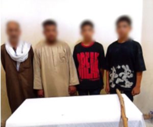 خلاف على زيادة الإيجار ينتهي بتحطيم سيارة.. ضبط شخص وأبنائه الثلاثة بتهمة البلطجة في الفيوم