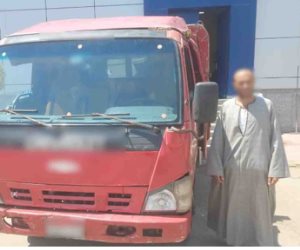 ضبط سائق سيارة نقل لقيامه بتحميل حمولة زائدة دون تأمينها حال سيره بأحد طرق الفيوم 
