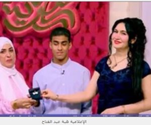 هبة عبد الفتاح تُهدي قلادة «جوهرة مصرية» لنجم «قادرون باختلاف» ووالدته