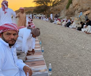 بمنطقة «وادي أبو جعدة»  ..أبناء قبيلة العليقات يجتمعون في لقاء سنوي على مائدة صلة الرحم وإحياء تراث البادية ( صور) 