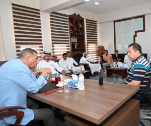 محافظ جنوب سيناء يلتقي المواطنين وأصحاب الأنشطة السياحية بدهب للاستماع إلى مطالبهم الخدمية والتنموية