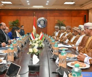 وزير الاستثمار والتجارة الخارجية يبحث مع رئيس الهيئة العامة للمناطق الاقتصادية الخاصة بعمان تعزيز الشراكة التجارية