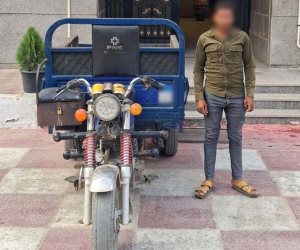 ضبط سائق تروسيكل بالجيزة بعد قيادته برعونة والسير أعلى الرصيف