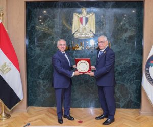 للتنسيق ودعم منظومة العدالة .. النائب العام يستقبل وزير العدل بمقر مكتبه(صور)
