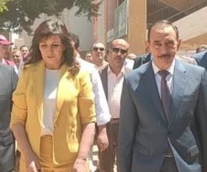 وصول السفيرة نبيلة مكرم ومحافظ سوهاج لتفقد قافلة "إيد واحدة" فى بناويط (صور)